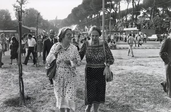 Roma - Festa nazionale delle Donne 1980 - Terme di Caracalla - La presidente della Camera Nilde Jotti (a destra) a passeggio con una compagna - Ritratto