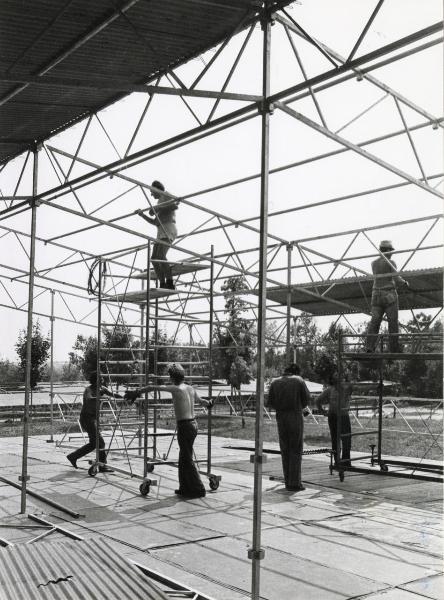 Milano - Festa provinciale de l'Unità 1981 - Monte Stella - Costruzione e allestimento - Operai al lavoro su strutture metalliche