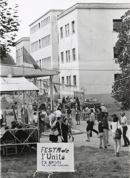 Milano - Festa provinciale de l'Unità 1981 - Dergano - Area dell'ex ospedale Agostino Bassi - Stand - Cartelli - Sullo sfondo l'edificio dell'ospedale