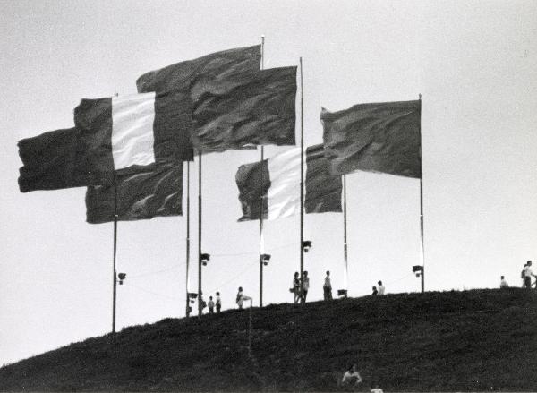 Milano - Festa provinciale de l'Unità 1981 - Monte Stella - Bandiere rosse e italiane montate su alti pali