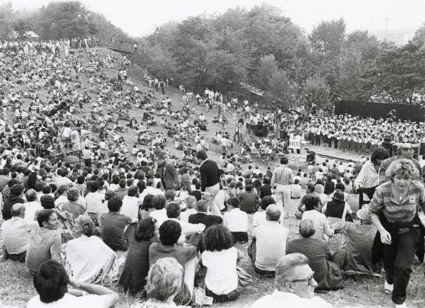 Milano - Festa provinciale de l'Unità 1981 - Monte Stella - Anfiteatro - Esibizione di una banda musicale sul palcoscenico