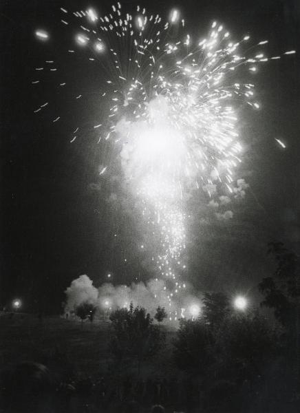 Milano - Festa provinciale de l'Unità 1981 - Monte Stella - Spettacolo di fuochi d'artificio - Veduta notturna