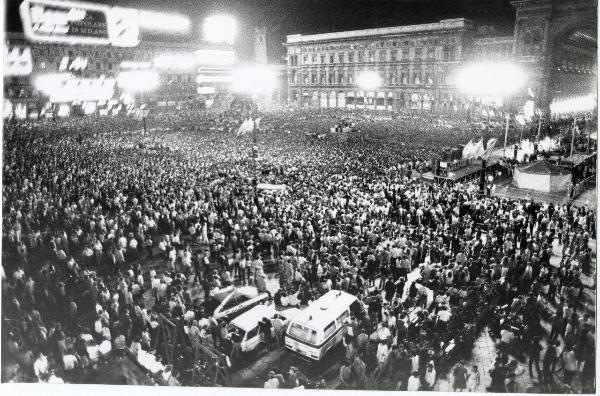 Milano - Festa provinciale de l'Unità 1981 - Piazza del Duomo - Manifestazione di apertura - Architettura - Folla - Cartelli - Bandiere - Mezzi di soccorso - Illuminazione