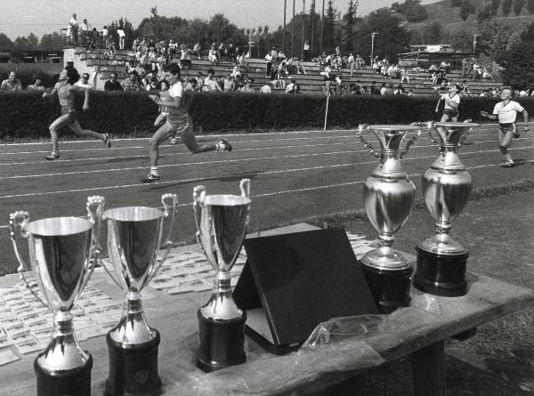 Milano - Festa provinciale de l'Unità 1981 - Manifestazione sportiva ai piedi del Monte Stella - Ragazzi impegnati in una gara di velocità - Coppe e premi - Pubblico sugli spalti