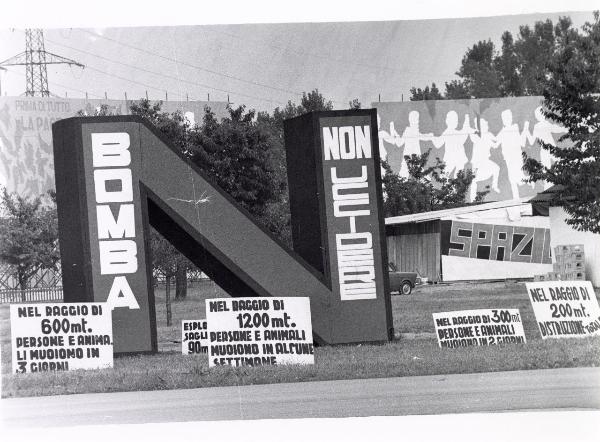 Bologna - Festa provinciale de l'Unità 1981 - Allestimento all'aperto a forma di "N" contro la bomba nucleare - Cartelli - Scritte - Disegni