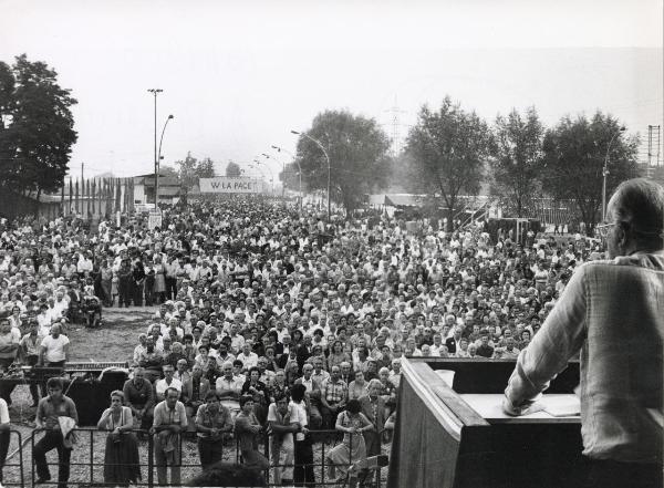 Bologna - Festa provinciale de l'Unità 1981 - Comizio - Palco degli oratori - Al microfono Alfredo Reichlin - Folla - Cartello - Bandiere