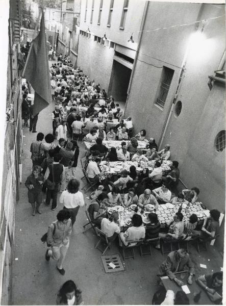 Bologna - Festa nazionale de l'Unità 1980 - Via Santa Caterina - Cena in strada della sezione "Irma Bandiera" - Architettura - Bandiere