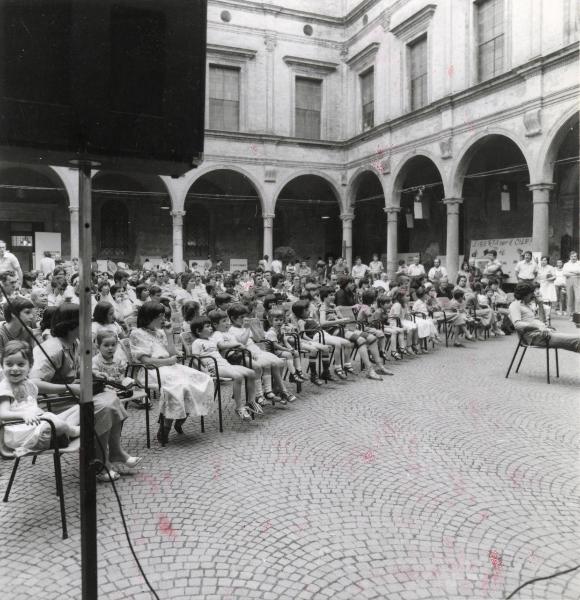 Carpi - Festa comunale de l'Unità 1980 - Cortile del Castello dei Pio - Spettacolo per bambini