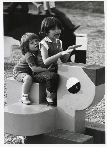 Modena - Festa provinciale de l'Unità 1981 - Bambini nell'area giochi - Ritratto infantile