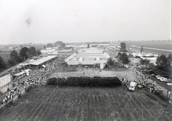 Reggio nell'Emilia - Festa provinciale de l'Unità 1981 - Vista dall'alto degli spazi espositivi - Folla - Cartelli - Automobili