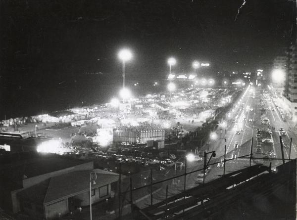 Genova - Festa provinciale de l'Unità 1979 - Vista dall'alto degli spazi espositivi - Veduta notturna - Automobili - Traffico - Illuminazione