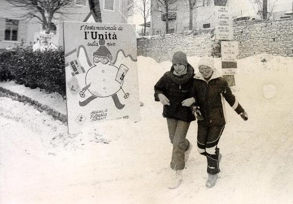 Folgaria - I Festa nazionale de l'Unità sulla neve 1979 - Due donne a passeggio - Cartelli - Neve - Ritratto