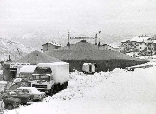 Folgaria - I Festa nazionale de l'Unità sulla neve 1979 - Tendone per spettacoli - Paesaggio montano - Architettura - Mezzi di trasporto - Cartelli - Scritte - Neve