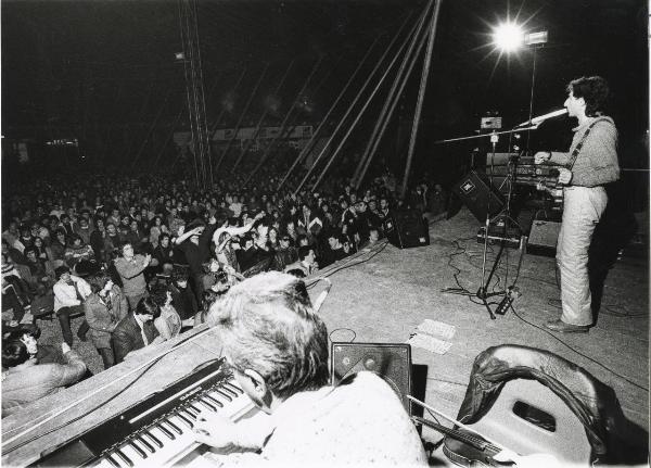 Folgaria - IV Festa nazionale de l'Unità sulla neve 1982 - Nuovo tendone - Manifestazione musicale - Sul palco il cantante Franco Battiato - Ritratto