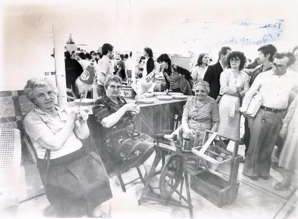 Bologna - Festa nazionale de l’Unità delle Donne 1982 - Parco della Montagnola - Mostra mercato - Ex filatrici di canapa durante una dimostrazione del loro lavoro - Ritratto di gruppo