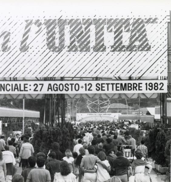 Bologna - Festa provinciale de l'Unità 1982 - Ingresso principale - Cartellone con la scritta "l'Unità" e la data - Folla