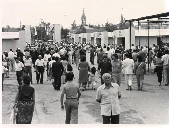 Modena - Festa provinciale de l'Unità 1982 - Folla a passeggio tra gli stand - Bandiere - Architettura