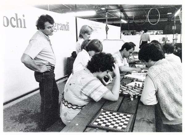 Modena - Festa provinciale de l'Unità 1981 - Giocatori di scacchi in uno stand dedicato - Cartelli - Ritratto