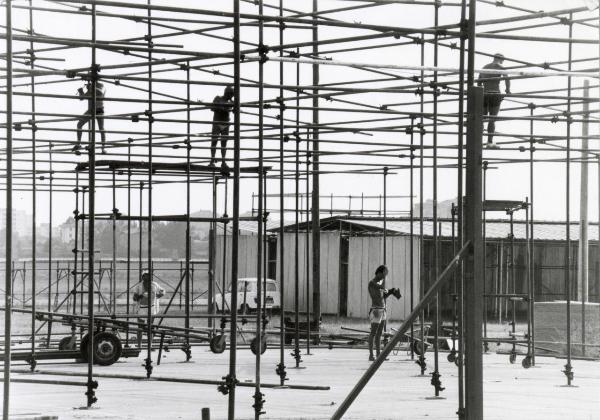 Reggio nell'Emilia - Festa nazionale de l'Unità 1983 - Costruzione e allestimento - Operai al lavoro su strutture metalliche