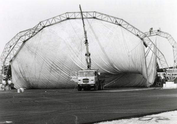 Reggio nell'Emilia - Festa nazionale de l'Unità 1983 - Costruzione e allestimento - Montaggio del tendone per il caffé-concerto - Camion con gru - Operai al lavoro