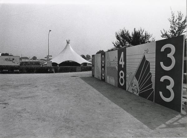 Reggio nell'Emilia - Festa nazionale de l'Unità 1983 - Grande pannello che ricorda il quarantennale dell'inizio della Resistenza - Sullo sfondo lo stand "vela" dell'Unità - Cartelli