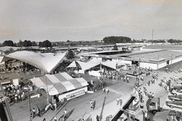 Reggio nell'Emilia - Festa nazionale de l'Unità 1983 - Vista dall'alto degli spazi espositivi - Folla - Cartelli - Mezzi di trasporto