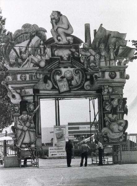 Reggio nell'Emilia - Festa nazionale de l'Unità 1983 - Uno degli ingressi decorato con figure allegoriche e satiriche - Cartelli - Stand