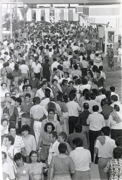 Reggio nell'Emilia - Festa nazionale de l'Unità 1983 - Folla a passeggio tra gli stand