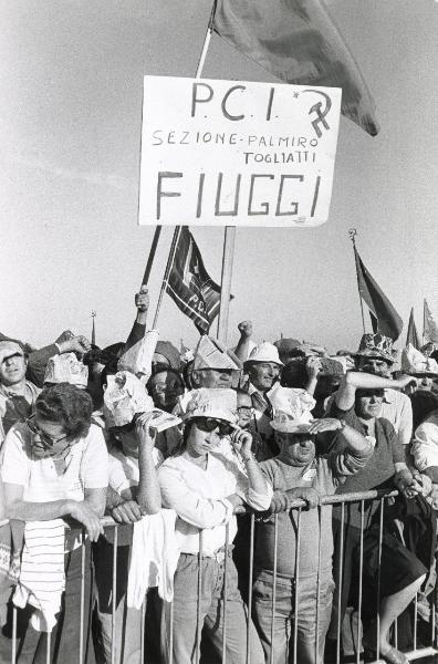 Reggio nell'Emilia - Festa nazionale de l'Unità 1983 - Manifestazione di chiusura - Gruppo di spettatori in attesa del discorso finale - Cartelli - Bandiere - Ritratto di gruppo