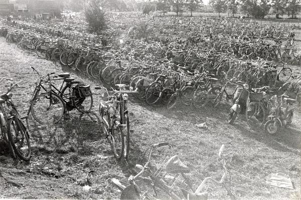 Reggio nell'Emilia - Festa nazionale de l'Unità 1983 - Il parcheggio delle biciclette