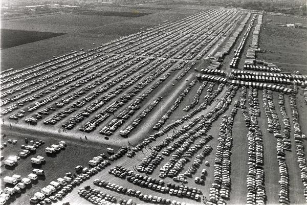 Reggio nell'Emilia - Festa nazionale de l'Unità 1983 - Campovolo - Manifestazione di chiusura - Vista dall'alto delle automobili parcheggiate
