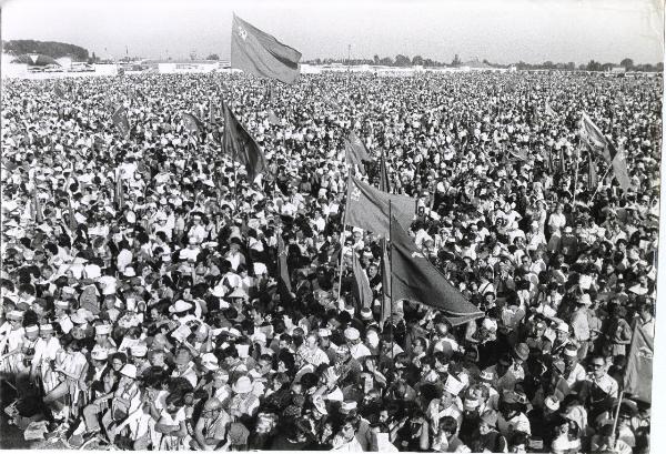 Reggio nell'Emilia - Festa nazionale de l'Unità 1983 - Campovolo - Manifestazione di chiusura - La folla ascolta il discorso di Enrico Berlinguer- Bandiere