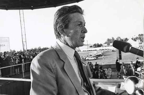 Reggio nell'Emilia - Festa nazionale de l'Unità 1983 - Campovolo - Manifestazione di chiusura - Enrico Berlinguer al microfono - Ritratto maschile - Folla - Automobili