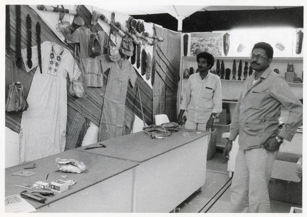 Reggio nell'Emilia - Festa nazionale de l'Unità 1983 - Lo stand della Somalia - Esposizione di abiti tradizionali - Ritratto di gruppo