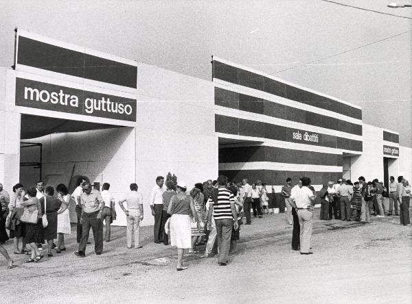 Reggio nell'Emilia - Festa nazionale de l'Unità 1983 - Ingressi alla Sala dibattiti e alla mostra su Renato Guttuso - Folla