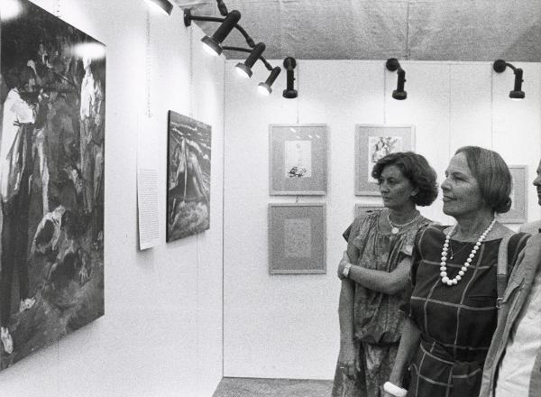 Reggio nell'Emilia - Festa nazionale de l'Unità 1983 - La presidente della Camera dei Deputati Nilde Iotti (a destra) osserva un quadro alla mostra su Renato Guttuso - Ritratto di gruppo