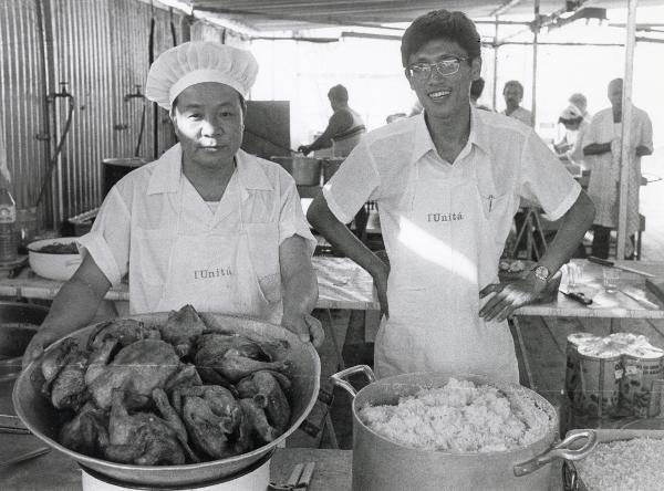 Reggio nell'Emilia - Festa nazionale de l'Unità 1983 - Cucine - Due cuochi cinesi - Ritratto di gruppo