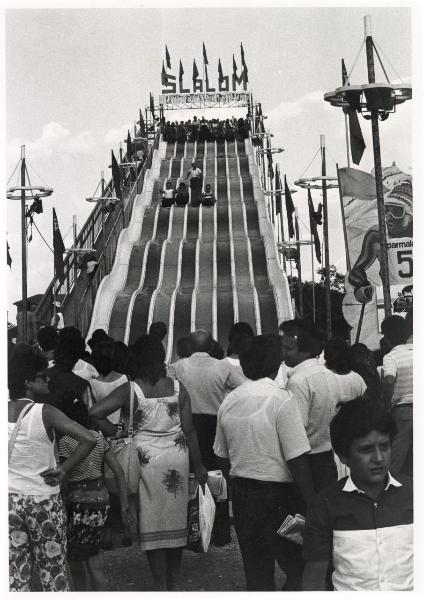 Reggio nell'Emilia - Festa nazionale de l'Unità 1983 - Area giochi con scivolo gigante - Bandiere - Scritta - Cartelli