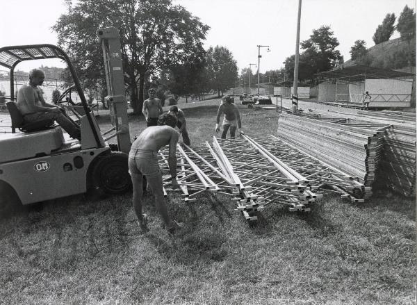 Milano - Festa provinciale de l'Unità 1983 - Monte Stella - Costruzione di uno dei ristoranti - Operai al lavoro - Mezzo meccanico - Sullo sfondo il villaggio internazionale