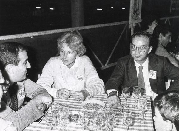 Milano - Festa provinciale de l'Unità 1983 - Il sindaco di Milano Carlo Tognoli (primo a destra) a cena in uno dei ristoranti - Personaggi non identificati - Ritratto di gruppo