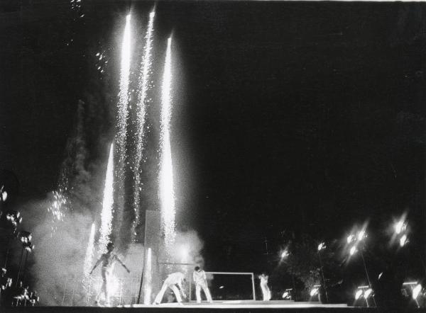 Milano - Festa provinciale de l'Unità 1983 - Monte Stella - Veduta notturna di uno spettacolo teatrale con fuochi pirotecnici - Illuminazione