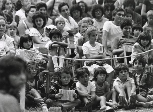 Milano - Festa provinciale de l'Unità 1983 - Bambini al teatro dei burattini - Ritratto infantile