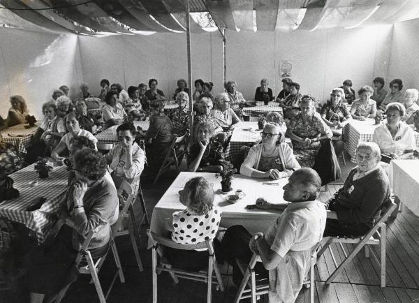 Milano - Festa provinciale de l'Unità 1983 - Stand di un bar/ristorante - Gruppi di anziani disposti intorno ai tavoli - Ritratto di gruppo