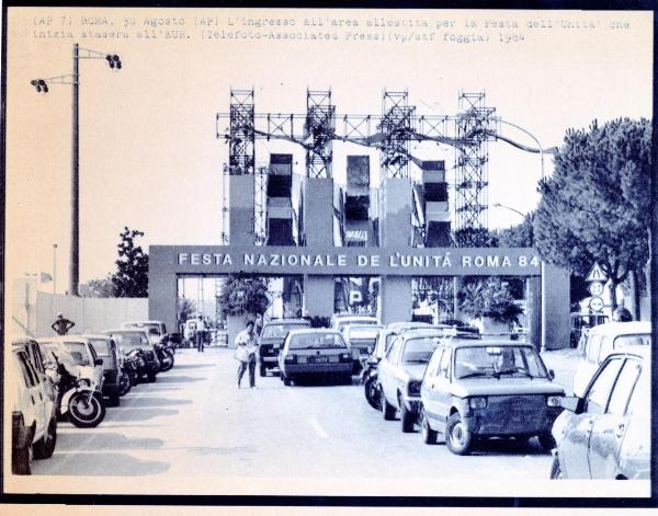 Roma - Festa nazionale de l'Unità 1984 - EUR - L'ingresso principale con strutture metalliche e scritta - Automobili parcheggiate