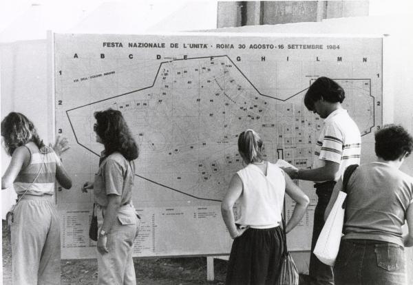 Roma - Festa nazionale de l'Unità 1984 - EUR - Alcune persone osservano il cartello con la planimetria dell'area espositiva