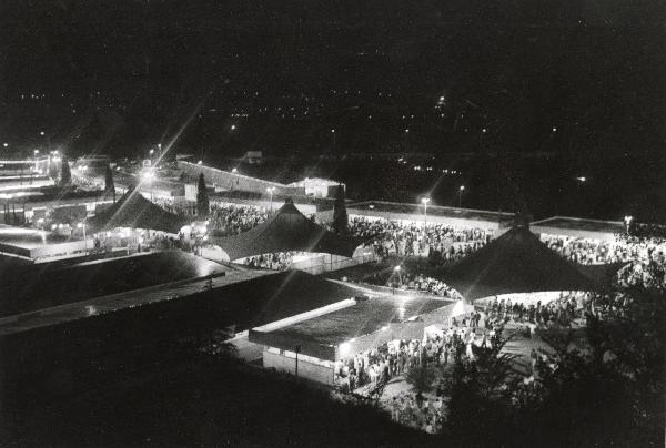 Roma - Festa nazionale de l'Unità 1984 - EUR - Veduta notturna dall'alto degli spazi espositivi - Folla - Illuminazione