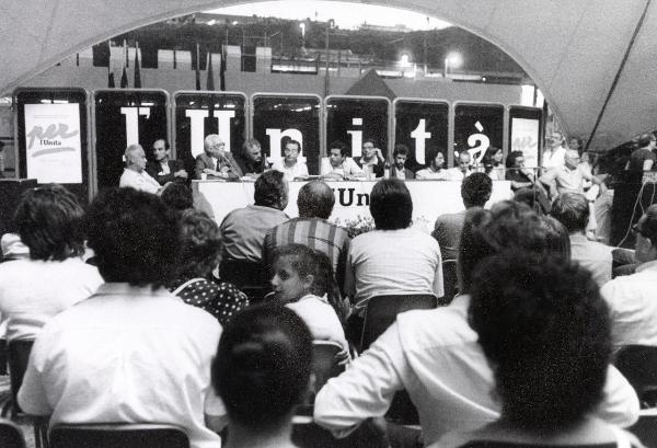 Roma - Festa nazionale de l'Unità 1984 - EUR - Dibattito politico - Palco - Oratore al microfono -  Grande scritta "l'Unità" - Ritratto di gruppo