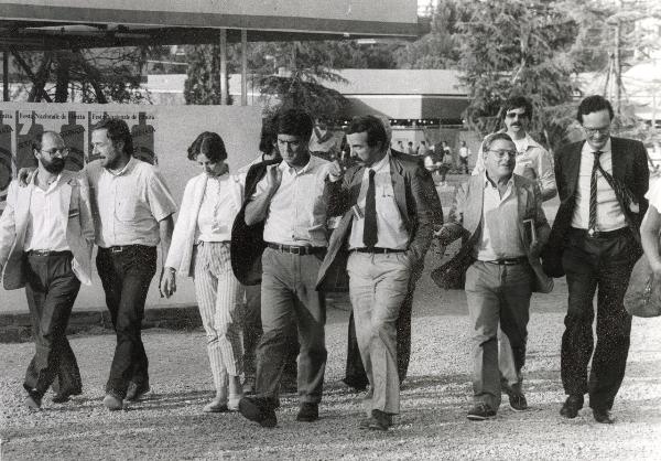 Roma - Festa nazionale de l'Unità 1984 - EUR - Gruppo di esponenti del PSI vengono accolti da compagni del PCI - Al centro Claudio Martelli, Ugo Intini (primo a destra) e Gianni Borgna (primo a sinistra) - Ritratto di gruppo