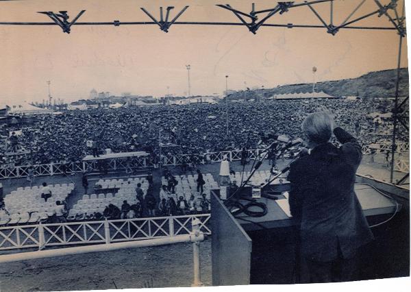 Roma - Festa nazionale de l'Unità 1984 - EUR - Manifestazione di chiusura - Palco degli oratori - Alessandro Natta al microfono - Folla