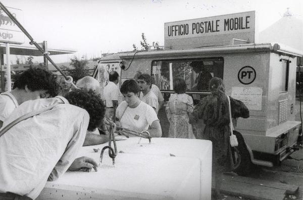 Roma - Festa nazionale de l'Unità 1984 - EUR - Un ufficio postale mobile - Utenti - Cartello con scritta